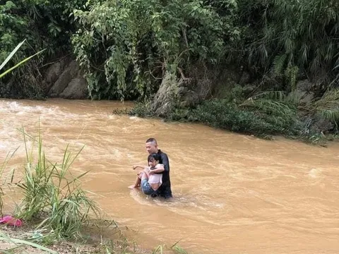 2 thanh niên dũng cảm lao xuống suối dữ cứu bé gái  ở Yên Bái