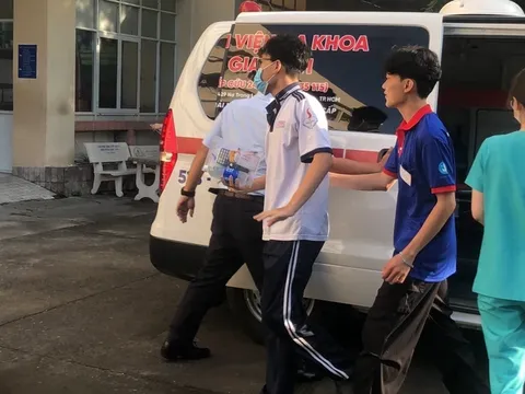 Nam sinh ở TP. Hồ Chí Minh đi thi tốt nghiệp THPT bằng xe cấp cứu