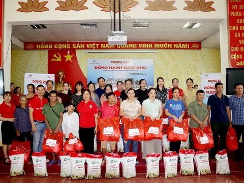 Trao 100 suất quà cho các gia đình bị ảnh hưởng mưa lũ