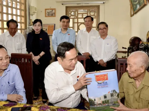 Chủ tịch Quốc hội: Kịp thời khen thưởng gia đình chính sách tự lực vươn lên