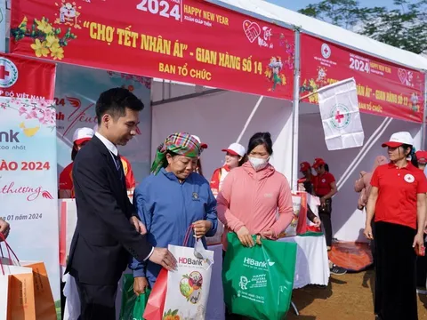 HDBank mang Tết sớm đến với đồng bào bản Puôi