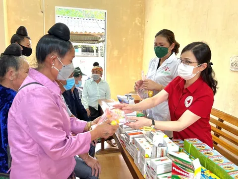 Hưởng ứng Tháng nhân đạo năm 2022:  Hội Chữ thập đỏ Sơn La tặng quà, khám chữa bệnh và cấp thuốc miễn phí