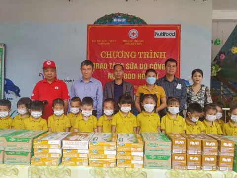 Hội Chữ thập đỏ Điện Biên: Tặng sữa cho 246 cháu học sinh  Trường Mầm non số 1 Na Tông, huyện Điện Biên