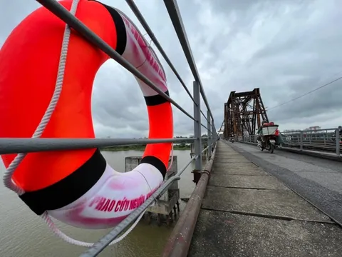 Câu chuyện đằng sau những chiếc Phao cứu sinh treo trên những cây cầu bắc qua sông Hồng