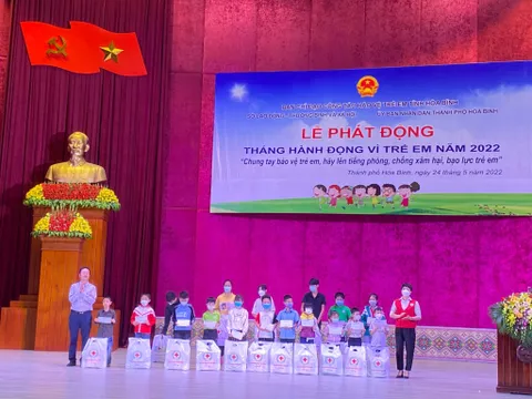 "Chung tay bảo vệ trẻ em, hãy lên tiếng phòng, chống xâm hại, bạo lực trẻ em”
