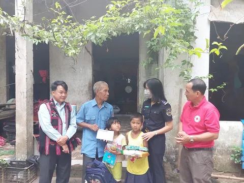 Trao kinh phí hỗ trợ địa chỉ nhân đạo tại Đakrông