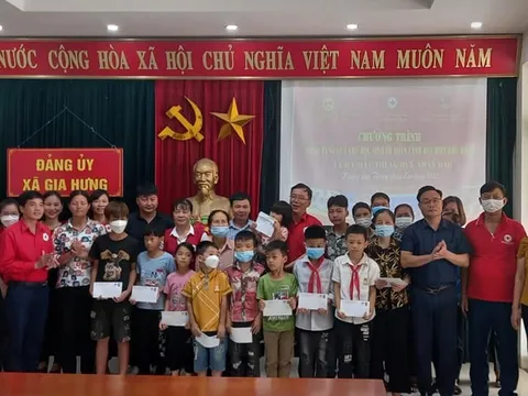 Tặng quà học sinh có hoàn cảnh đặc biệt khó khăn