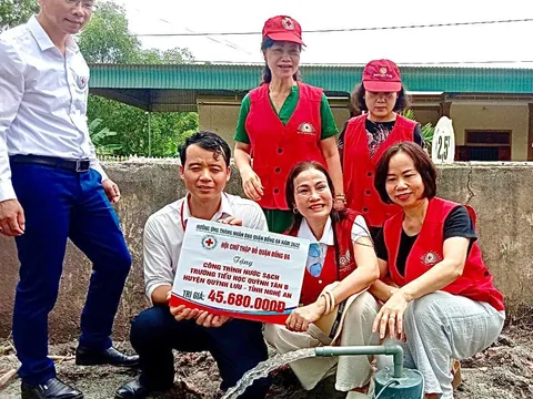 Tặng công trình nước sạch và trao quà cho học sinh huyện Quỳnh Lưu , Nghệ An