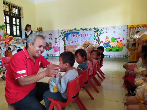 Trao quà cho hơn 450 học sinh nhân dịp Tết thiếu nhi 1/6