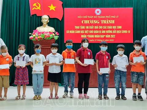 Trao 100 suất quà cho học sinh có hoàn cảnh đặc biệt khó khăn