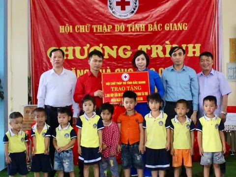  Mang yêu thương cho các em nhỏ