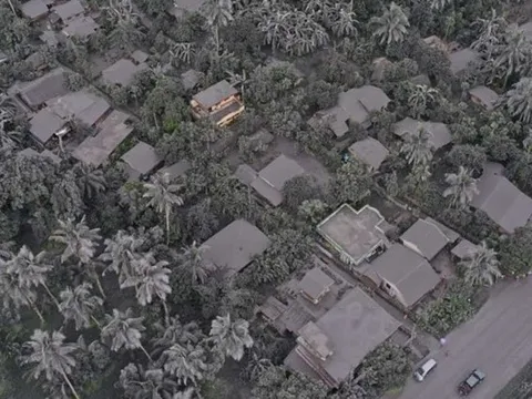 Núi lửa Philippines đột ngột phun trào