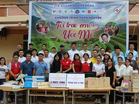 Tặng phòng học vi tính và đồ dùng học tập cho học sinh huyện Tân Lạc