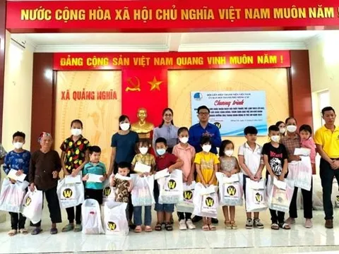Quảng Ninh: Khám bệnh, phát thuốc, tặng quà trẻ em khó khăn