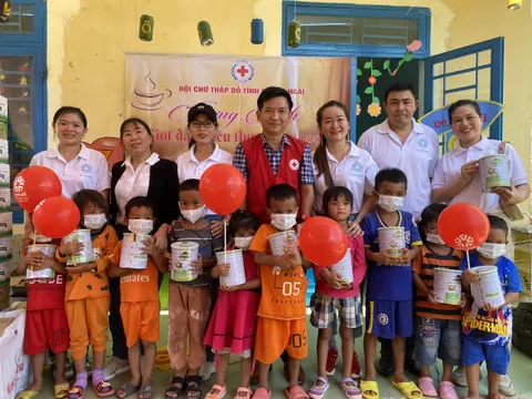 Quảng Ngãi: Chăm sóc sức khỏe dinh dưỡng cho trẻ em nghèo