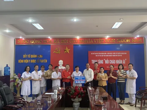 Trao 115 triệu đồng hỗ trợ hoạt động nhân đạo tại 2 bệnh viện ở Quảng Ninh