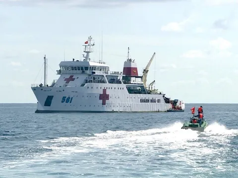 Tàu Bệnh viện của Hải quân Việt Nam khám bệnh miễn phí cho người dân Phú Yên trong hoạt động PP22