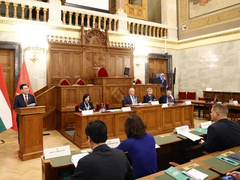 Hoàn thiện khung pháp lý về năng lượng tái tạo và kinh tế xanh