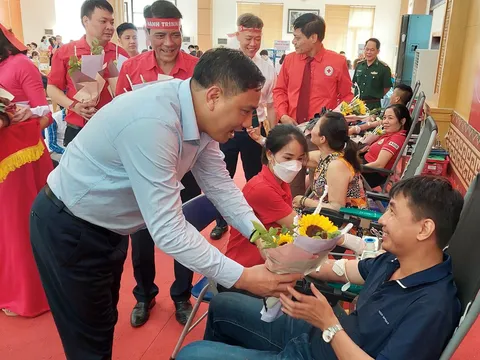 Tưng bừng Ngày hội “Sắc đỏ biên cương”