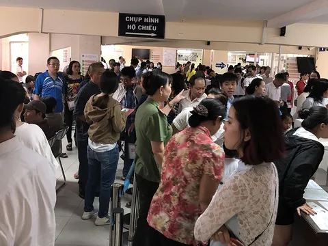 Dân "đổ xô" đi làm hộ chiếu mẫu mới, Cục Quản lý xuất nhập cảnh khuyến cáo