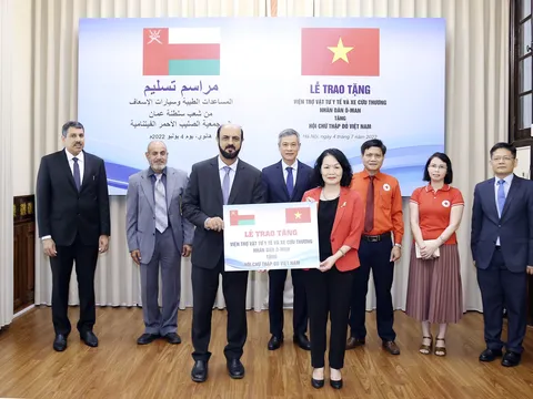Hội Chữ thập đỏ Việt Nam tiếp nhận vật tư y tế, xe cứu thương từ Vương quốc Oman