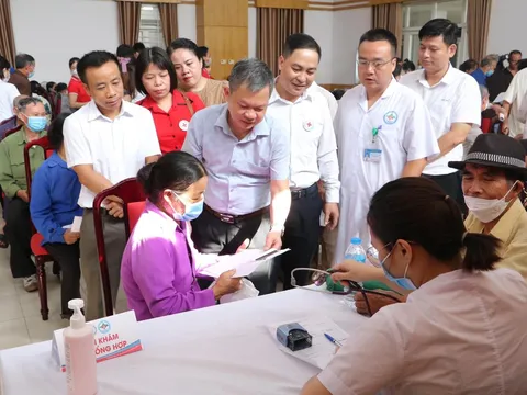 Hội CTĐ Thành phố Hà Nội: Khám bệnh, tư vấn, cấp thuốc miễn phí cho các gia đình chính sách