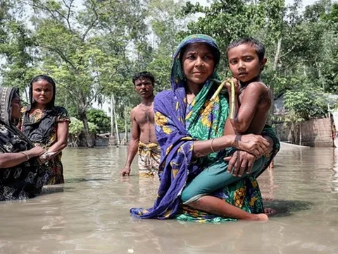 Hiệp hội Chữ thập đỏ và Trăng lưỡi liềm đỏ quốc tế hỗ trợ người dân Bangladesh bị mưa lũ