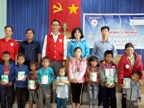 Gia Lai: Tặng 2.000 lon sữa dinh dưỡng cho trẻ em có hoàn cảnh khó khăn