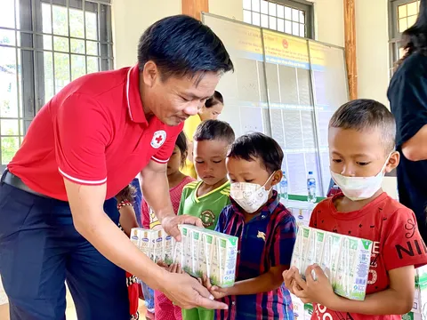 Những hộp sữa đến với trẻ em khó khăn ở các xã miền núi Quảng Ngãi