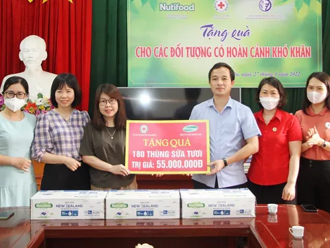 Thái Nguyên: Tặng sữa cho trẻ em có hoàn cảnh khó khăn