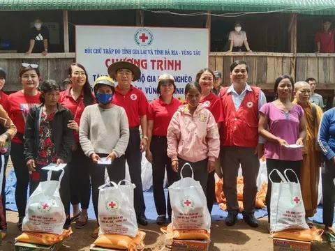 Gia Lai: Tặng 350 suất quà cho người nghèo và học sinh khó khăn xã Chư Krey