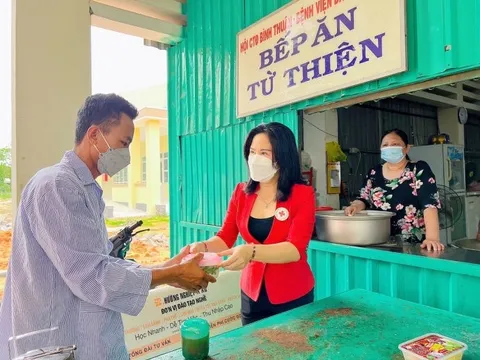 Ấm áp những suất cơm "hạnh phúc" của Hội Chữ thập đỏ Bình Thuận