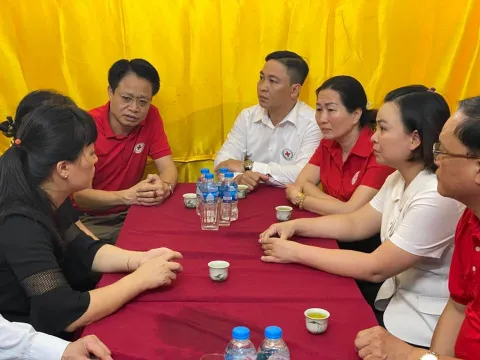 Hội CTĐ thành phố Hà Nội: Thăm hỏi, động viên gia đình chiến sĩ hy sinh khi tham gia chữa cháy