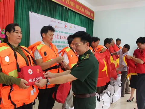 Chương trình “An toàn cho ngư dân nghèo, khó khăn" cải thiện điều kiện lao động, nâng cao nhận thức bảo vệ chủ quyền