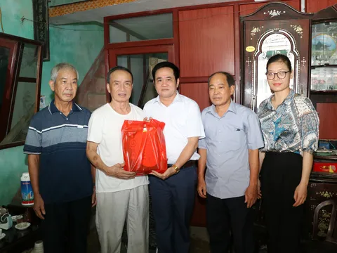 Hội CTĐ Vụ Bản (Nam Định): Thăm, tặng quà nạn nhân chất độc da cam