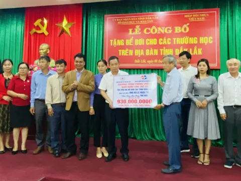 Gần 1 tỷ đồng hỗ trợ xây dựng bể bơi trong trường học tại Đắk Lắk