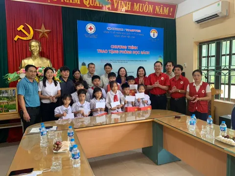 Ninh Bình: Bàn giao thư viện cho Trường Tiểu học xã Gia Lạc