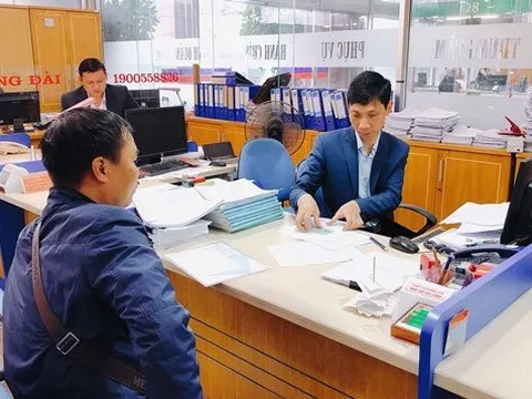 Người dân gặp khó trong giao dịch khi sổ hộ khẩu bị thu hồi