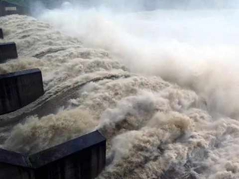 Nghệ An: Nhiều hồ thủy điện xả nước khẩn cấp do mưa lớn