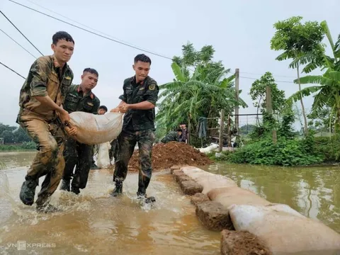 Lũ rút ở ngoại thành Hà Nội