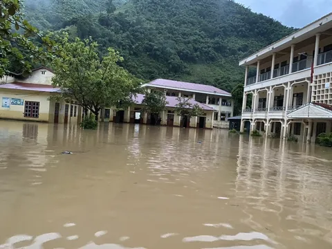 Mưa lũ bất ngờ, thầy trò sơ tán khỏi trường trong đêm