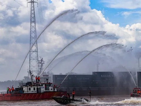 Hơn 400 người tham gia diễn tập chữa cháy tàu 25.000 tấn trong cảng Cát Lái