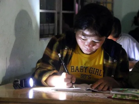 Lớp học đặc biệt dưới ánh đèn pin đội đầu