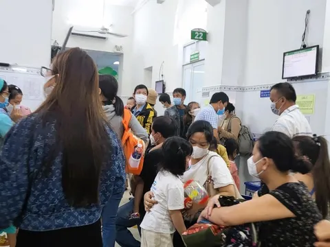 Trẻ bị tim bẩm sinh nằm hành lang bệnh viện chờ mổ