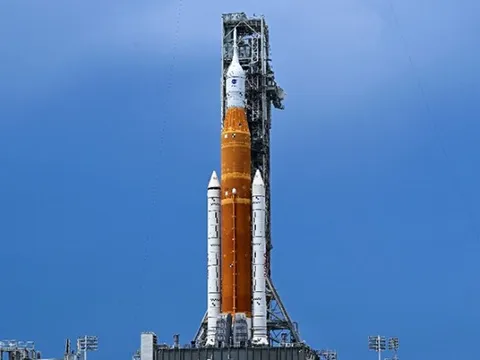 NASA lần thứ 3 trong tháng hoãn phóng tên lửa lên Mặt trăng vì siêu bão