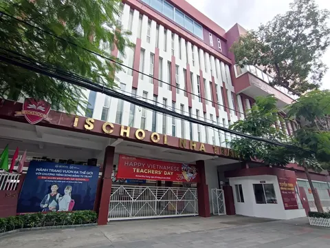 Học sinh trường Ischool ngộ độc cánh gà chiên: Công an vào cuộc