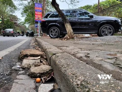 Bãi xe tạm thời và sự tiến thoái lưỡng nan của chính quyền đô thị