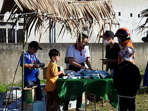 'Hội chợ Không đồng' ấm lòng người dân
