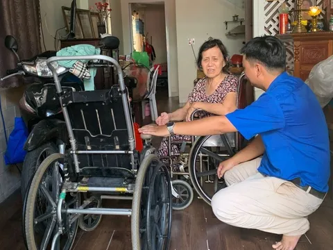 Thầy trò mở xưởng sửa xe lăn miễn phí