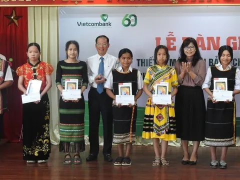 Trao 11.390 máy tính bảng cho học sinh khó khăn tỉnh Kon Tum
